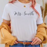Personalisierte Frau T - Shirt Geschenk für eine B<br><div class="desc">Personalisierte Frau T - Shirt,  Mrs. Custom Nachname Shirt,  Bride to be Gift,  Custom Bridal Gift,  Future Mrs.,  Gift for Bride,  Bride Shirt</div>