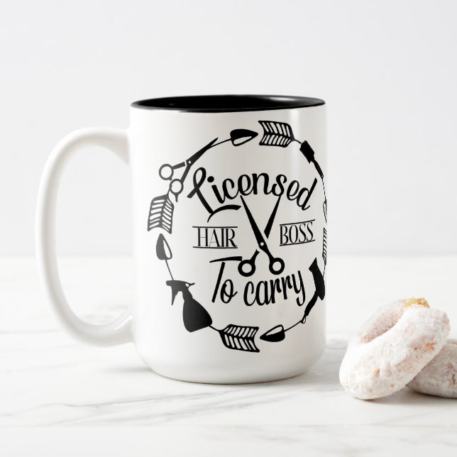 Personalisierte Friseurin, die zum Schnitt zugelas Zweifarbige Tasse (Mit Donut)