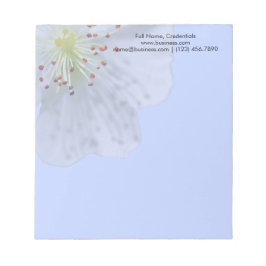 Personalisierte Frühjahr-Weiße Blume auf Light Blu Notizblock
