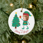 Personalisierte Funny Face Foto Christmas Elf Fami Keramik Ornament<br><div class="desc">Erleben Sie den festlichen Geist mit unserem familienfreundlichen Elf-Gesicht Matching-Ornament für Weihnachten! Personalisieren Sie das Ornament mit bezaubernden elfischen Designs und fügen Sie Ihre Familiengesichter hinzu,  um es einzigartig zu machen. Feiern Sie Weihnachten im Stil mit diesem lustigen,  personalisierten Familiengebet!</div>