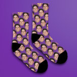 Personalisierte Funny Foto Face Socks - Lila Socken<br><div class="desc">Machen Sie lustige Socken, die in Ihrem Gesicht oder einem Freund mit dieser leicht zu bedienenden Vorlage bedeckt sind. Laden Sie einfach einen Ausschnitt des Gesichts oder des Objekts hoch, mit dem Sie einen transparenten Hintergrund verwenden können, und voila! Achten Sie darauf, das Bild so fest wie möglich auf das...</div>