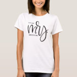 Personalisierte "Future Mrs." mit Nachname - Scrip T-Shirt<br><div class="desc">Feiern Sie mit unserem "Chic Future Mrs. - Customizable Last Name Script T - Shirt" die spannende Reise in die Ehe. Dieser T - Shirt verbindet moderne Eleganz mit spielerischem Charme und ist somit eine ideale Wahl für Junggeselinnen-Abschiede oder als Geschenk für die Braut. Der T - Shirt präsentiert den...</div>