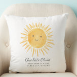 Personalisierte Geburtsstadien des Sonnenscheins Kissen<br><div class="desc">Dieses niedliche Babykissen besticht durch eine gelbe,  lächelnde Sonne. Es ist leicht anpassbar mit dem Namen und den Geburtsdaten eines Babys und ist ein großartiges Geschenk für das Kinderzimmer eines Babys. Original Wasserfarbe © Michele Davies.</div>