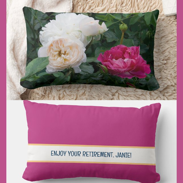 Personalisierte Genießen Sie Ihre Rose für das Ren Lendenkissen (Modern, elegant Enjoy Your Retirement personalized pillow. Photo of cream & streaked pink roses)