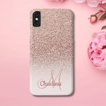 Personalisierte Girl Rose Gold Glitzer Glitzern Na Case-Mate iPhone Hülle<br><div class="desc">Modernes, elegantes und personalisiertes rosa Gehäuse mit Namen und modernem Monogramm auf einem stilvollen Imitat Rose goldfarbenen Glitzer und pastellrot rot rosa Farbe Block. Dieses hübsche, stilvolle und luxuriöse Druckbild ist feminin, gläserig, stilvoll und luxuriös. Diese gürtelige, glänzende, schicke, individuelle Hülle hat Imitate Glitzer Effekt Elemente, funkeln und leuchten auf...</div>