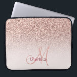Personalisierte Girl Rose Gold Glitzer Glitzern Na Laptopschutzhülle<br><div class="desc">Personalisiert Girly Rose Gold Glitzer Glitzern Name ombre Computer Ärmel. Modernes, elegantes und personalisiertes rosa Gehäuse mit Namen und modernem Monogramm auf einem stilvollen Imitat Rose goldfarbenen Glitzer und pastellrot rot rosa Farbe Block. Dieses hübsche, stilvolle und luxuriöse Druckbild ist feminin, gläserig, stilvoll und luxuriös. Diese gürtelige, glänzende, schicke, individuelle...</div>