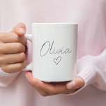 Personalisierte Girly-Geschenke-Tasse mit Name & H Jumbo-Tasse<br><div class="desc">Fügen Sie Ihrem Trinkbehälter eine persönliche Touch mit dieser hübschen, personalisierten, gürtelgeschenkten Tasse mit einem individuelle Name und einem charmanten Herzdesign hinzu. Diese Tasse ist perfekt für Kaffee, Tee oder Getränke. Sie ist ein Geschenk für Freunde, Schwestern, Mütter oder alle, die stilvolle und weibliche Accessoires Lieben haben. Ob Geburtstag, Urlaub...</div>
