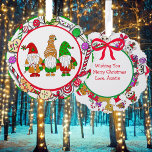 Personalisierte Gnomen und Weihnachtsbonbons Ornament Karte<br><div class="desc">Ein bezaubernder Weihnachtsschmuck und ein Geschenktag,  der personalisiert sein kann. Niedliche handgezeichnete Gnome und Weihnachtsbonbons,  Schneemänner und Pinguine. Farbenfroh mit Rot,  Grün und lila.</div>
