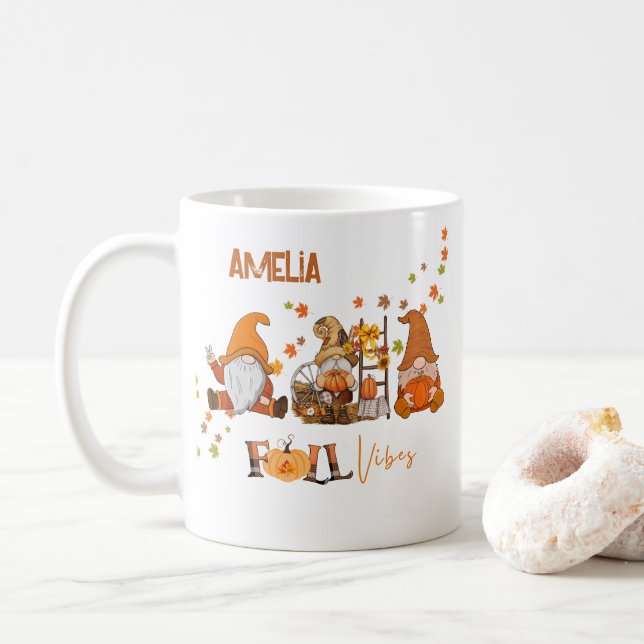 Personalisierte Gnomes Fall Vibes Kaffeetasse (Mit Donut)
