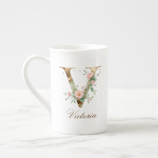 Personalisierte goldene Blumenmonogramm-Initiale V Prozellantasse