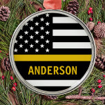 Personalisierte Goldline-Flagge US 911-Dispatcher Ornament Aus Metall<br><div class="desc">Dünne Gold Line Ornament für 911 Dispatcher und Polizeidienstmitarbeiter. Personalisieren Sie dieses Dispatcher-Ornament mit Namen und Jahr. Dieses personalisierte Dispatcher Geschenk ist perfekt für polizeiliche Dispatcher Wertschätzung, 911 Dispatcher Dankeschön Geschenke, Dispatcher Ruhestand Geschenke oder Gastgeschenke. Bestellen Sie diese Dispatcher Weihnachtsschmuck Großhandel für die Polizei oder Feuerwehr. COPYRIGHT © 2020 Judy...</div>
