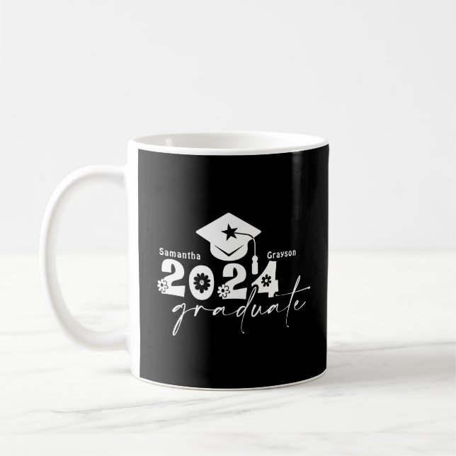 Personalisierte Graduate Class 2024 Schwarz/Weiß Kaffeetasse (Links)