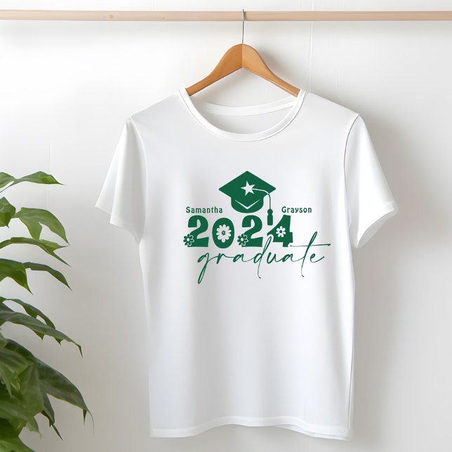 Personalisierte Graduate Class of 2024 Dark Green T-Shirt (Von Creator hochgeladen)