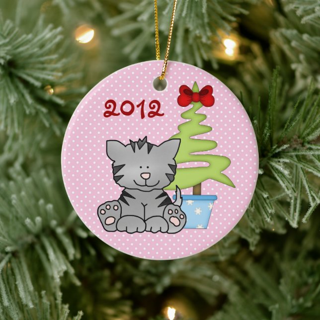 Personalisierte graue Katze auf Pink Baby's 1. Wei Keramik Ornament (Baum)