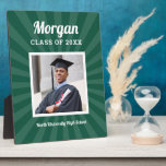 Personalisierte grüne Klasse des Abschluss-Fotos 2 Fotoplatte<br><div class="desc">Modernes und minimales Schild mit einem leicht zu bedienenden Display für die Graduiertenparty wird Ihren Absolventen präsentieren! Design bietet ein quadratisches Foto des Abschlusses in Weiß mit einfachem und klassischem Vornamen, Klassenjahr und Schulnamen, die personalisiert werden können. Enthält eine subtile Sternexplosion. Dunkelgrüne Hintergrundfarbe kann so verändert werden, dass sie sich...</div>