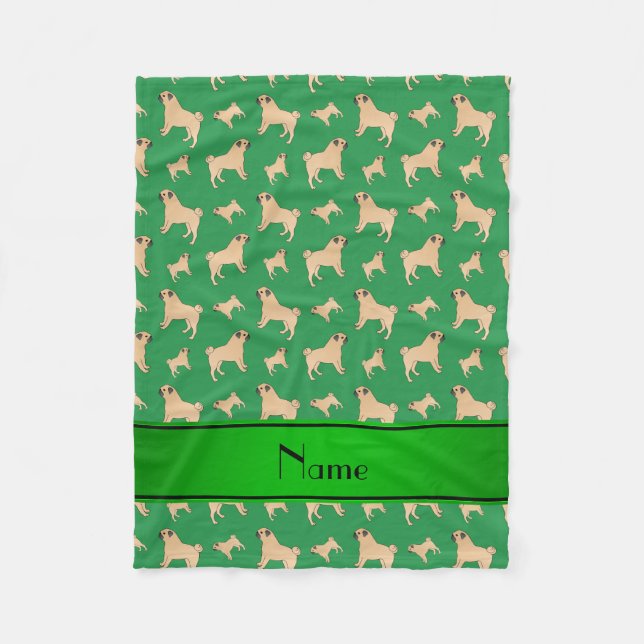 Personalisierte grüne Mopsnamenshunde Fleecedecke (Vorderseite)