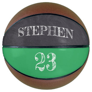 Personalisierte grüne Namensnummer: Chalkboard-Ä Basketball