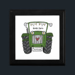 Personalisierte Grüne Traktorenfarm Hochzeit Bride Erinnerungskiste<br><div class="desc">Ein Traktor Land Hochzeitsgeschenk,  das personalisiert werden kann. Wenn Sie die Größe oder den Schriftart ändern möchten,  klicken Sie bitte auf die Schaltfläche Bearbeiten,  um weitere Anpassungen vorzunehmen. Die Bundung im Traktor ist in einer subtilen Creme und weiß.</div>