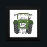 Personalisierte Grüne Traktorenhochzeit Erinnerungskiste<br><div class="desc">Ein Traktor Land Hochzeitsgeschenk,  das personalisiert werden kann. Wenn Sie die Größe oder den Schriftart ändern möchten,  klicken Sie bitte auf die Schaltfläche Bearbeiten,  um weitere Anpassungen vorzunehmen. Die Bundung im Traktor ist in einer subtilen Creme und weiß.</div>