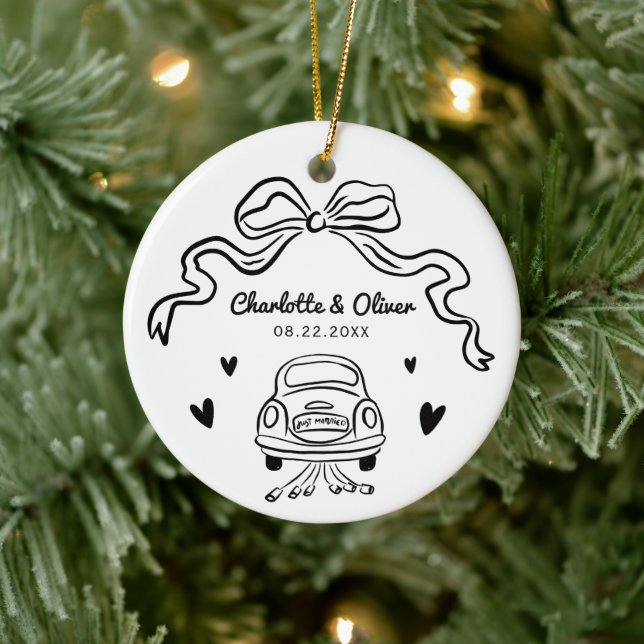 Personalisierte Hand Drawn Whimsical Bow Wedding Keramik Ornament (Baum)