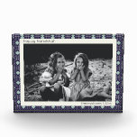 Personalisierte Hanukkah Dekoration Blaues Retro G Fotoblock<br><div class="desc">Behalt mit diesem Keepake-Foto-Block eine lustige Erinnerung an deine alljährliche Familienurlaubskarte,  die vollständig an Ihren Text,  Namen und Foto angepasst ist.</div>