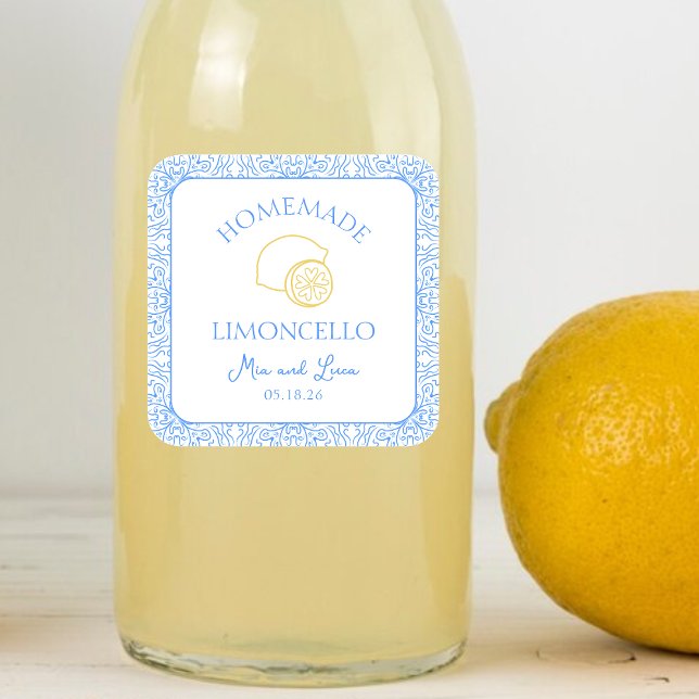 Personalisierte hausgemachte Limoncello-Flaschenho Quadratischer Aufkleber (Elevate your limoncello favors with this chic blue and yellow label, customizable for your big day,)