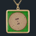 Personalisierte Herz Carved Initials Wood Tree Rin Vergoldete Kette<br><div class="desc">Dieses wunderschöne, romantische, rustikale Naturquadratische Design ist perfekt für eine Hochzeit, ein Jubiläum oder einen Valentinstag. Es hat einen holzstrukturierten Look, wie die obere Ansicht eines Baumstumpfes mit Ringen und eine Rinde Rand mit grünem Gras. Ein Herz mit Pfeil wurde in ihn geschnitzt. Verwenden Sie das Vorlagenfeld, um einfach zwei...</div>