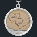 Personalisierte Herzen in der Sand-Halskette Versilberte Kette<br><div class="desc">Herz in der Sandhalskette,  mit dem Namen der Braut und des Bräutigams!  Großes Geschenk für jedermann,  das eine Strandhochzeit hat,  oder für Jungvermählten!  Macht auch eine Spaßfreundin- und -freundhalskette oder Valentinstaggeschenk!</div>