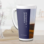 Personalisierte Hochzeit Foto Navy Blue Latte Tass Milchtasse<br><div class="desc">Genießen Sie Ihren morgendlichen Kaffee oder Tee mit dieser stilvollen und personalisierten Navy Blue Latte Tasse. Mit ihrem Lieblings-Hochzeitsgeschenk mit Ihren Namen in einem modernen sans serif Schriftart auf einem marineblau-blauen Banner,  ist diese latte Tasse ideal,  um Ihre tägliche Tasse Freude zu genießen oder als nachdenkliches Hochzeitsgeschenk oder Jubiläumsgeschenk.</div>