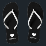 Personalisierte Hochzeitskips für die Gäste Flip Flops<br><div class="desc">Personalisierte Hochzeitskippen für die Gäste. Elegantes Gastgeschenk-Set mit eigenem Nachnamen oder Monogramm und einem kleinen Liebe-Symbol. Individueller Hintergrund und Band Farbe für ihn und sie / Männer und Frauen. Romantische Schwarz-Weiß-Sandalen mit Stilschrift-Kalligraphie-Typografie. Vergnügen für Hochzeiten, Hochzeiten, Brautparty, Verlobung, Jubiläum, Grillen, Bachelorette, Bachelor, Girls Wochenendausflug etc. Machen Sie Ihre eigenen klassischen...</div>
