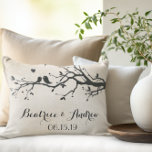 Personalisierte Hochzeitstag Jahrestag Liebesvögel Zierkissen<br><div class="desc">Lieblich schlichte Silhouette liebt Vögel auf Keimen von Zweigen Couple's Names Wedding Date Anniversary hält Vintag Accent Pillow Design.</div>