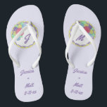 Personalisierte Hochzeitstorte Brautparty Flip Flo Flip Flops<br><div class="desc">Flip-Flops bieten eine originale Marker-Abbildung eines Hochzeitstortes mit pastellfarbenen Rose. Einfach mit Ihren Namen und Daten für eine einzigartige Gastgeschenk Hochzeit oder Brautjungfrau personalisieren!</div>