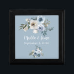 Personalisierte Hochzeitstorte Erinnerungskiste<br><div class="desc">Personalisierte Wedding Gray Blue Floral Keepake Box von © Cathy Thompson. Ideal für Geschenke oder einen besonderen Tag.</div>