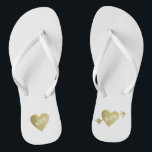 personalisierte Imitate Goldene Liebe mit Pfeil Flip Flops<br><div class="desc">Für ein verheiratetes Paar,  ein romantisches Design mit ihren Initialen (Mr   Mrs.) in einem grafischen Imitat goldenes Herz mit einem Pfeil auf Weiß...  um allen Ihren Hochzeitsplanungen Komfort und Leichtigkeit zu bringen...  perfekt zum Tragen nach der Hochzeit.</div>