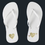 personalisierte Imitate Goldene Liebe mit Pfeil Flip Flops<br><div class="desc">Für ein verheiratetes Paar,  ein romantisches Design mit ihren Initialen (Mr.   Mrs.) in einem grafischen Imitat goldenes Herz mit einem Pfeil auf weiß...  um allen Ihren Hochzeitsplanungen Komfort und Leichtigkeit zu bieten...   perfekt nach der Hochzeit zu tragen</div>