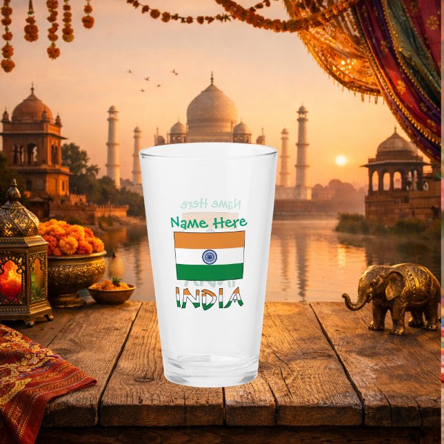 Personalisierte Indienflagge mit zweiseitigem Desi Glas (Personalized drinking glass with Indian Flag, INDIA below in flag colors. Above green text for name.)