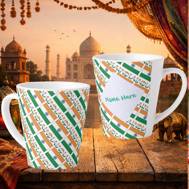 Personalisierte indische Flagge gekachelt Milchtasse (Personalized latte mug has tiled Indian Flag, INDIA in flag colors. White fractal holds a name.)