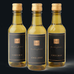 Personalisierte Initialname-Skript für Schwarzes G Weinetikett<br><div class="desc">Luxuriöses elegantes Schwarz-Leder-Look (PRINTED) kundenspezifische Mini-Weinflaschen-Etiketten mit einem Kupfergold-Metallicsilber-Glitzer mit Monogramm Quadrat,  horizontale Linien und personalisierte Namenssignatur-Skript.       Alle Varianten der Flaschenetiketten finden Sie in der Kollektion COPY AND PASTE LINK: https://www.zazzle.com/collections/monogram_personalized_black_gold_gifts-119940943996290001</div>