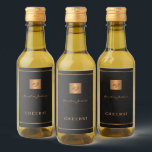 Personalisierte Initialname-Skript für Schwarzes G Weinetikett<br><div class="desc">Luxuriöses elegantes Schwarz-Leder-Look (PRINTED) kundenspezifische Mini-Weinflaschen-Etiketten mit einem Kupfergold-Metallicsilber-Glitzer mit Monogramm Quadrat,  horizontale Linien und personalisierte Namenssignatur-Skript.       Alle Varianten der Flaschenetiketten finden Sie in der Kollektion COPY AND PASTE LINK: https://www.zazzle.com/collections/monogram_personalized_black_gold_gifts-119940943996290001</div>