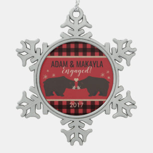 Personalisierte Karierte Verlobung Schneeflocken Zinn-Ornament