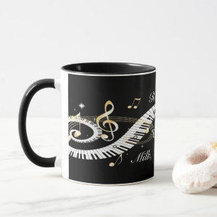 Personalisierte Klavier-Schlüssel und goldener Tasse