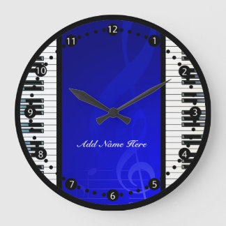 Personalisierte Klaviertasten mit blauen musikalis Große Wanduhr