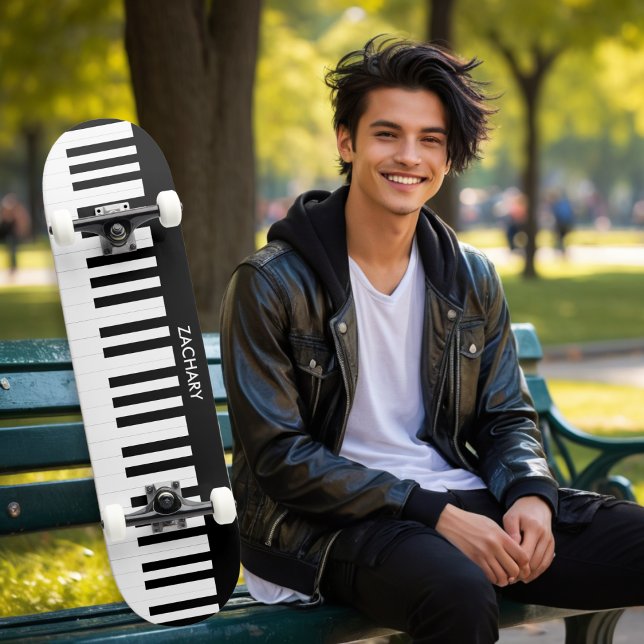 Personalisierte Klaviertasten Musikinstrument Skateboard (A personalized skateboard with black and white piano keys design)
