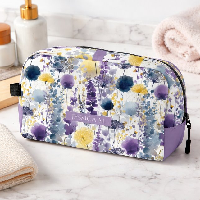 Personalisierte Lavendel-Wildblumen-Blumen  Waschbeutel (Elevate your travel essentials with the Lavender Wildflowers Floral Dopp Kit)