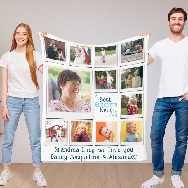 Personalisierte Liebe Ihr Oma Foto Fleecedecke (Grandma photo collage blanket held up by two people)