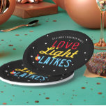 Personalisierte Liebe Light Latkes Hanukkah Funny Pappteller<br><div class="desc">Liebe Light Latkes Black Hanukkah Funny Quote Paper Teller wird Ihre Familie Hanukkah Party aufhellen! Dieses farbenfrohe, humorvolle Sprichwort zeichnet sich wirklich durch den schwarzen Sternennachts-Hintergrund aus. Sicher, Freunde und Familie lächeln zu machen. Enthält Platz für Ihren Namen oder Ihre Nachricht. Wenn Sie eine Variante dieses Designs sehen möchten, senden...</div>