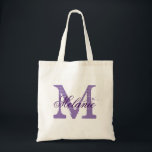 Personalisierte lila Monogramm Hochzeitstasche Tragetasche<br><div class="desc">Personalisierte lila monogramm Hochzeitstasche für die Crew der Braut. Elegantes Pflaumendesign mit mit Monogramm Schriftzeichen-Kalligraphie-Typografie. Niedliche Vintage Geschenkidee für Braut zu sein und Braut Entourage. Machen Sie einen für Brautmädchen,  Trauzeugin,  Ehrenmatron,  Brautmutter,  Bräutigam,  Blume Mädchen,  etc. Hübsche Tasche für Junggeselinnen-Abschied,  Brautparty,  Wochenendausflüge für Mädchen,  Damenabend</div>