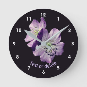 Personalisierte lila Wildgeranienblüten Runde Wanduhr
