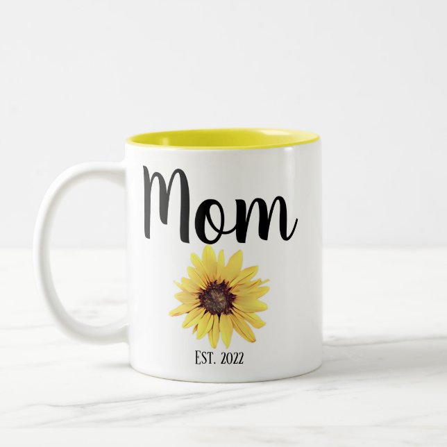 Personalisierte Mama Est. Farbige Sonnenblume Zweifarbige Tasse (Links)