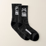 Personalisierte Männersocken mit lustigem Grottenz Socken<br><div class="desc">Personalisierte Männersocken mit lustigem männlichen Höhlenschild. Maßgeschneiderte Sportsocken für Typ. Coole Bekleidung für Bruder, Ehemann, Sohn, Freund, Chef, Vater, Mitarbeiter, Freund, Ehemann, Onkel, Opa etc. in kleinen und großen Größen erhältlich. Silhouette mit Namen, Monogramm-Initialen oder lustigem Slogan. Einzigartige Geschenkideen zum Geburtstag für ihn. Auch ein einzigartiges Geschenk für die Weihnachtsfeiertage....</div>